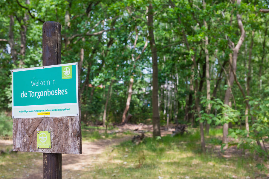Ingang Tarzanboskes met het aankondigingsbord